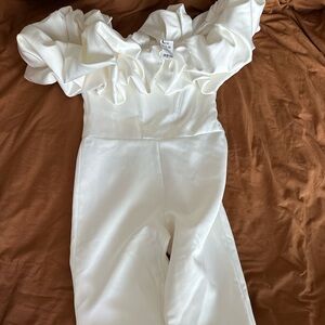 Structured jumpsuit with skinny legs and puffy of shoulders